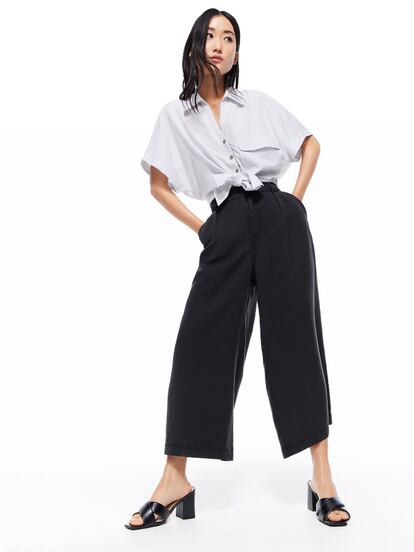 Un pantalón vaquero ligero, adaptado a la nueva estación, y con una silueta culotte como estos de Lefties es uno de esos imprescindibles que no pueden faltar.

12,99€