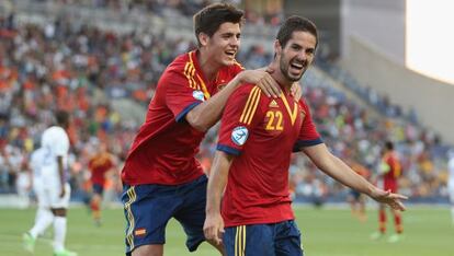 Morata e Isco celebran uno de los goles de España.