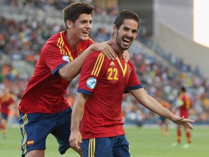 Morata e Isco celebran uno de los goles de España.
