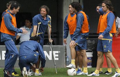 Brailovsky (d) en muletas durante un partido que dirigió en 2007