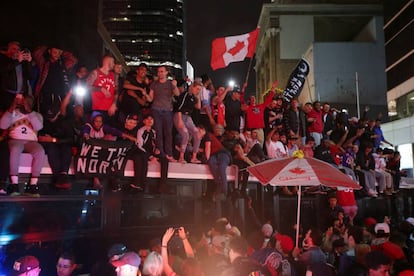 Centenares de aficionados de los Raptors celebran la victoria en Toronto.