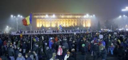 Manifestación multitudinaria contra la corrupción y el Gobierno, el domingo en Bucarest.