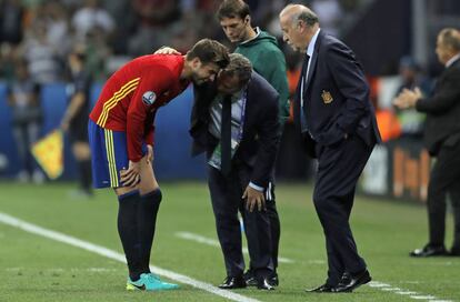 Del Bosque habla con Piqué.