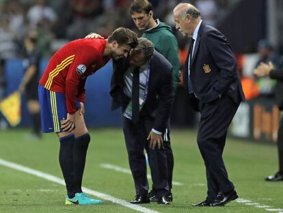 Del Bosque habla con Piqu&eacute;.