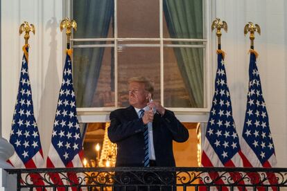 El presidente de Estados Unidos, Donald Trump, se quita la mascarilla en uno de los balcones de la Casa Blanca, el pasado 5 de octubre tras ser dado de alta por su contagio de coronavirus.