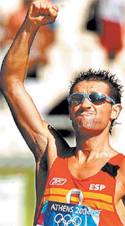 Paquillo Fernández celebra su medalla.
