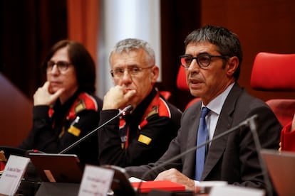 Trapero durante su comparecencia en el Parlament, acompañado del comisario Miquel Esquius, y la comisaria Alicia Moriana.