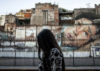 "Esta es una foto más triste", opina el autor. En Buenos Aires hay muchos murales, como este del centro de la ciudad. y a veces ocupan calles y edificios enteros. A menudo representan políticos y críticas a problemas sociales como las personas desaparecidas, las injusticias o la violencia de género. "Este en concreto me impactó mucho y saqué esa foto con la mujer que pasaba".
