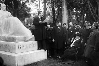Benito Pérez Galdós (sentado) escucha al dramaturgo Serafín Álvarez Quintero durante la inauguración el 12 de enero de 1919 de su monumento en el parque del Retiro, obra del escultor Victorio Macho.