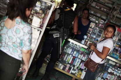 Un miembro del grupo de autodefensa compra en una tienda de Poturo (México), 29 de diciembre 2013.