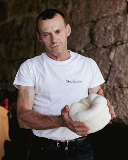 Carlos Reija con su queso gallego de Cebreiro.