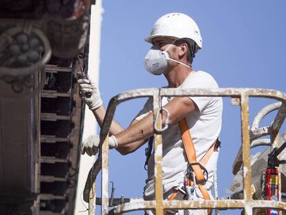 Un trabajador en una obra en Sevilla.