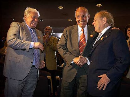 Macià Alavedra y Miquel Roca saludan a Jordi Pujol.