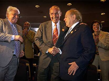 Macià Alavedra y Miquel Roca saludan a Jordi Pujol.