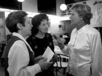B33181-07/03/2000-color-Rosa Cañadell,candidata por EUIA,durante una cena electoral.Foto:Susanna Sáez