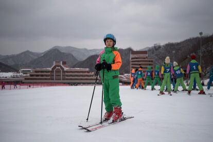 Pak Han-Song posa en una ladera para principiantes en la estación de esquí Masikryong, cerca de Wonsan. La estación fue inaugurada en 2013. Una lista de precios en la taquilla anuncia un costo de 80 dólares para un pase de un día y alquiler de esquí para turistas extranjeros, mientras que los norcoreanos pueden pagar unos 40 dólares.