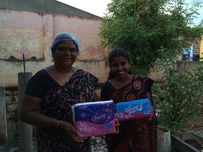 Revathi y Sumathi son empleada y dueña de una fábrica de compresas de bajo coste en una zona rural al sur de India, donde la mayoría de mujeres utiliza trapos o telas viejas. Y no siempre bien lavadas.