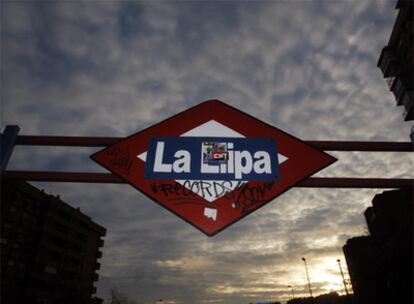 Señal que durante muchos años reivindicó el metro para La Elipa, que llegó el año pasado.