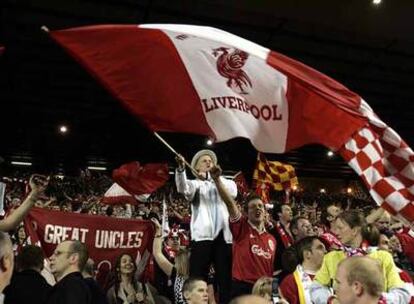 Aficionados del Liverpool en <i>The Kop,</i> la emblemática grada de Anfield, su estadio.