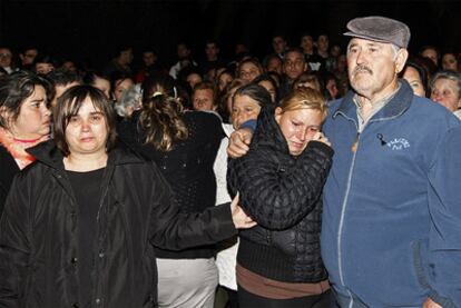 José María Villegas junto a Patricia Villegas, abuelo y tía de la joven fallecida, durante la concentración en la plaza del Ayuntamiento de Arriate.