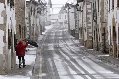 Un señor camina por una calle nevada en Espinal (Navarra), el 13 de enero.