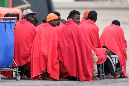 Un grupo de migrantes en el puerto de Los Cristianos, en Tenerife, el pasado 19 de septiembre.