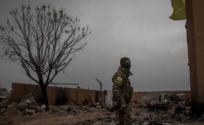 Un soldado de las Fuerzas Democráticas Sirias, el pasado día 24 en Baguz, el último bastión del ISIS.