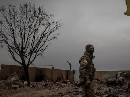 Un soldado de las Fuerzas Democráticas Sirias, el pasado día 24 en Baguz, el último bastión del ISIS.
