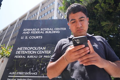 Alejandro Barranco fuera del Centro de Detención Metropolitano, el lunes 23 de junio de 2025, en Los Ángeles.