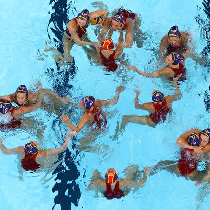 Paris 2024 Olympics - Water Polo - Women's Gold Medal Match - Australia vs Spain - Paris La Defense Arena, Nanterre, France - August 10, 2024. Athletes of Spain celebrate after winning the game. REUTERS/Evgenia Novozhenina