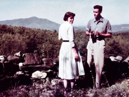Salinger junto a Emily Maxwell, esposa de su amigo William Maxwell. la imagen forma parte del documental y el libro 'Salinger'.