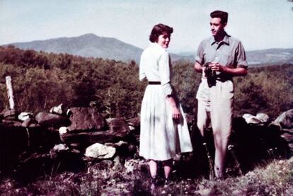 Salinger junto a Emily Maxwell, esposa de su amigo William Maxwell. la imagen forma parte del documental y el libro 'Salinger'.