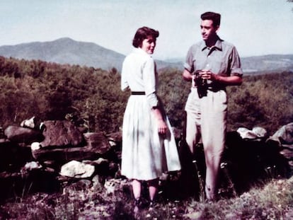 Salinger junto a Emily Maxwell, esposa de su amigo William Maxwell. la imagen forma parte del documental y el libro 'Salinger'.