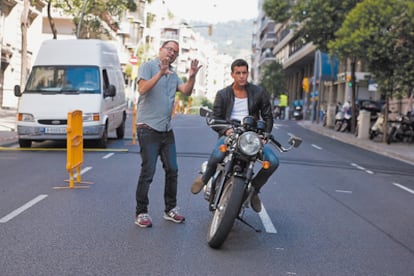 <b>Fernando González Molina (izquierda) y Mario Casas, en el rodaje en Barcelona de <i>Tres metros sobre el cielo. </i></b>