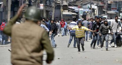 Enfrentamientos entre policía y manifestantes en Srinagar (India), durante una protesta contra el Gobierno indio.