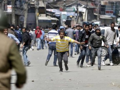 Enfrentamientos entre policía y manifestantes en Srinagar (India), durante una protesta contra el Gobierno indio.