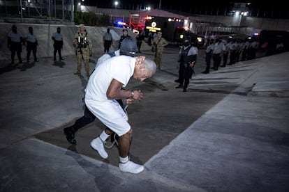Policías salvadoreños escoltan a un presunto miembro del Tren de Aragua deportado de Estados Unidos a la prisión de alta seguridad de El Salvador, este 16 de marzo.