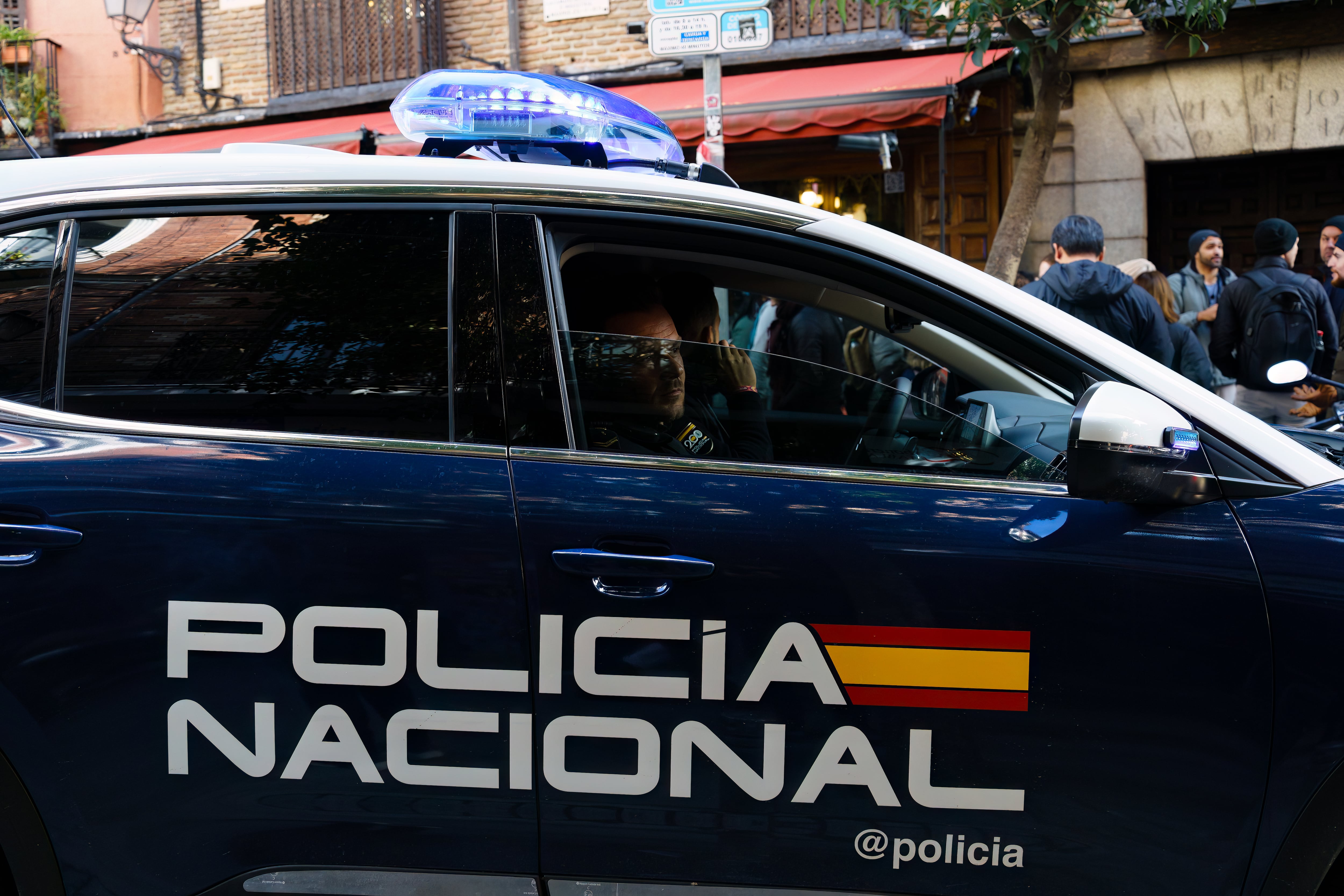 Detenido un padre por dejar a su hijo de 14 años en un coche robado para irse de copas por Lavapiés