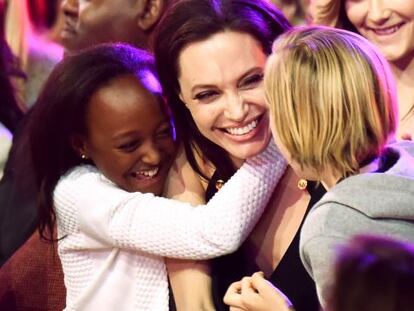 Angelina Jolie, con sus hijas Zahra y Shiloh, en la gala.