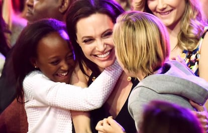 Angelina Jolie, con sus hijas Zahra y Shiloh, en la gala.