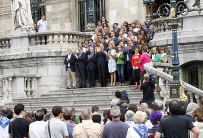 Imagen de la concentración realizada este mediodía en la escalinata del Ayuntamiento de Bilbao para condenar el asesinato de Deisy Mendoza, apuñalada por su expareja.