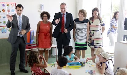 El presidente de la Generalitat y la consejera de Educaci&oacute;n en Torrevieja.