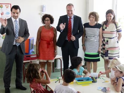 El presidente de la Generalitat y la consejera de Educaci&oacute;n en Torrevieja.