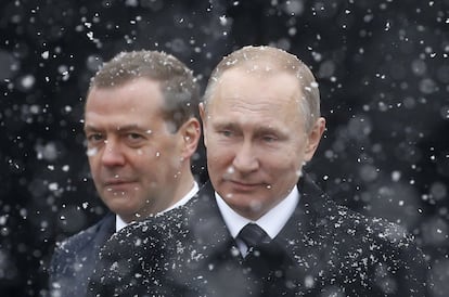 En la imagen, Vladimir Putin y Dmitri Medvédev asisten a una ceremonia, cerca del Kremlin, el día del Defensor de la Patria en Moscú, el 23 de febrero de 2017.