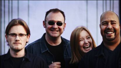 Geoff Barrow, Adrian Utley y Beth Gibbons. Los tres Portishead fotografiados el único día que sonríen al año. Cierra la imagen Dave McDonald, ingeniero de sonido de 'Dummy', que también está alegre.