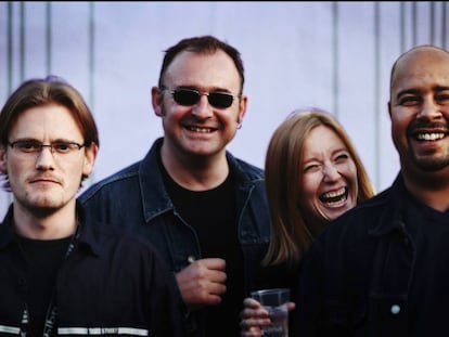 Geoff Barrow, Adrian Utley y Beth Gibbons. Los tres Portishead fotografiados el único día que sonríen al año. Cierra la imagen Dave McDonald, ingeniero de sonido de 'Dummy', que también está alegre.