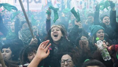 Manifestantes celebran la legalización del aborto en Buenos Aires frente al Congreso este jueves.