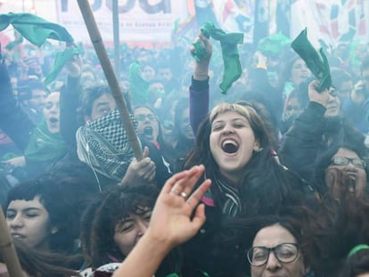 Manifestantes celebran la legalización del aborto en Buenos Aires frente al Congreso este jueves.