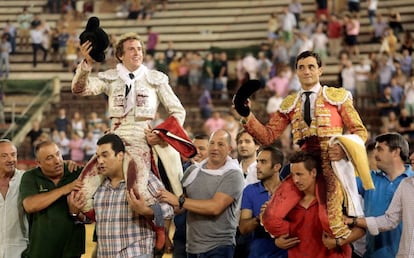Román (a la izquierda) y Paco Ureña, a hombros por la puerta grande de la plaza de Valencia.
