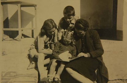 El Che con sus hermanas, Ana María y Celia. Los tres leen junto a mamá Celia, fallecida el 18 de mayo de 1965.
